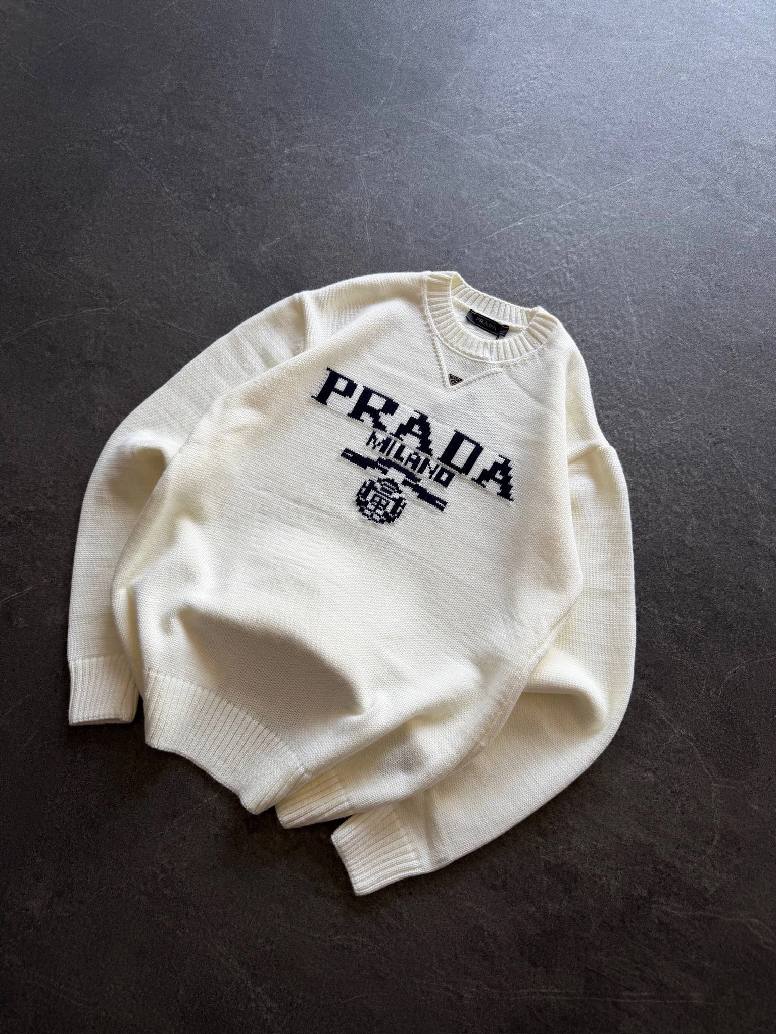 BEYAZ - PRADA MARKA - TRİKO